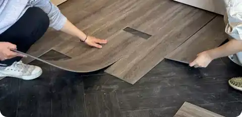 雙手將歐巴地板直接鋪設在原有地面,鋪設示意