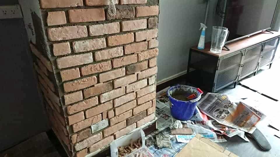DIY改造工業風客廳！用文化石牆